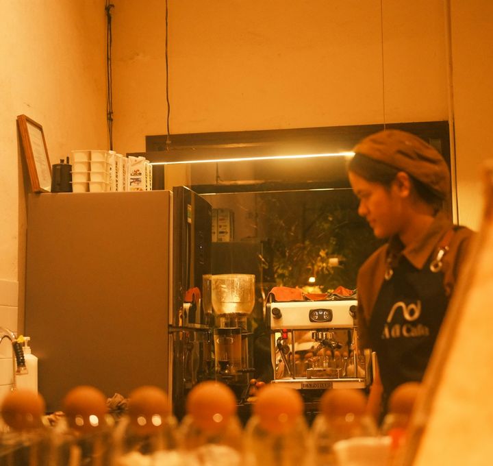 Chủ quán cà phê pha chế sau quầy