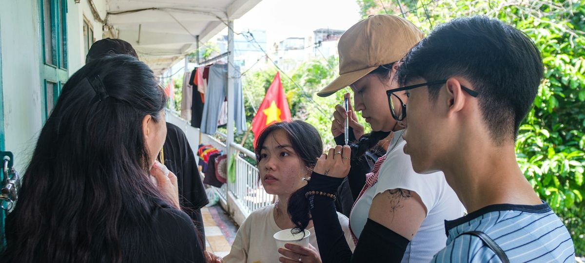 Nhóm bạn trẻ trò chuyện trong một buổi gặp mặt