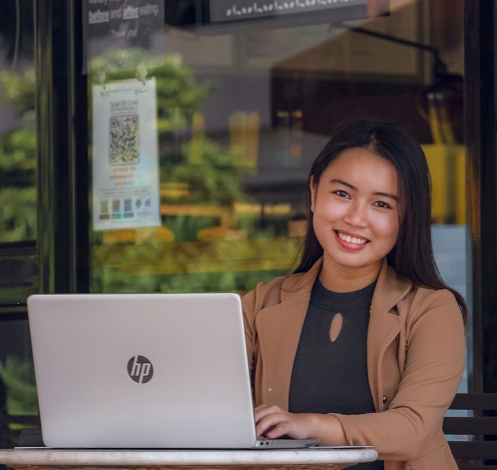 Chủ cơ sở kinh doanh nhỏ làm việc trên máy tính tại cửa hàng