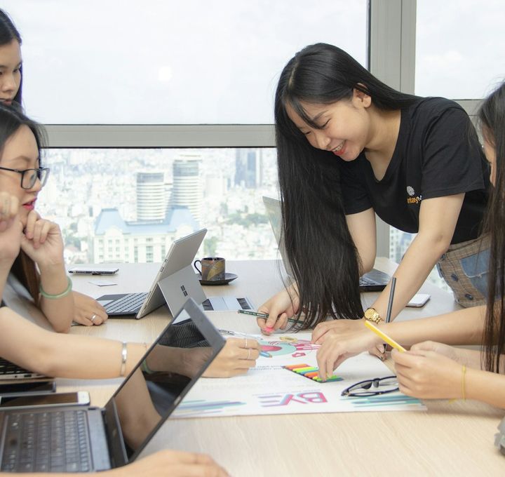 Nhóm bạn trẻ học cùng nhau với máy tính xách tay