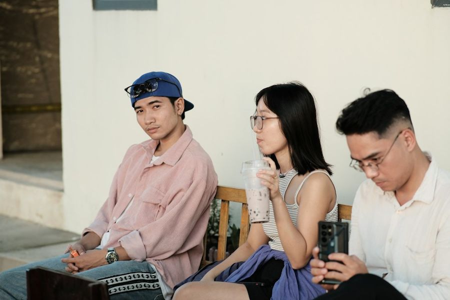 Nhóm bạn trẻ ngồi cùng nhau trò chuyện